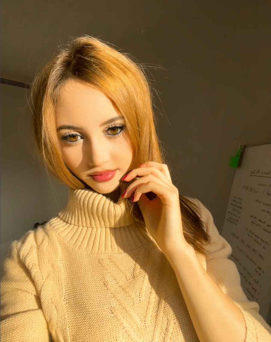 Melanie, founder of Glow Millionaires Society